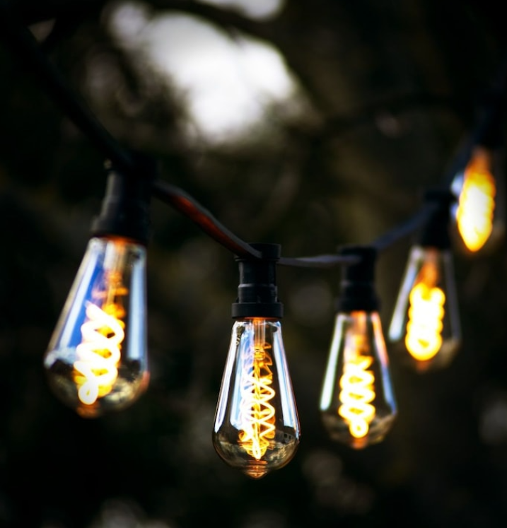 Ghirlandă LED 5m cu 10 Becuri Alb Cald – Decor de Poveste pentru Grădină, Terasă sau Evenimente – Rezistentă la Apă