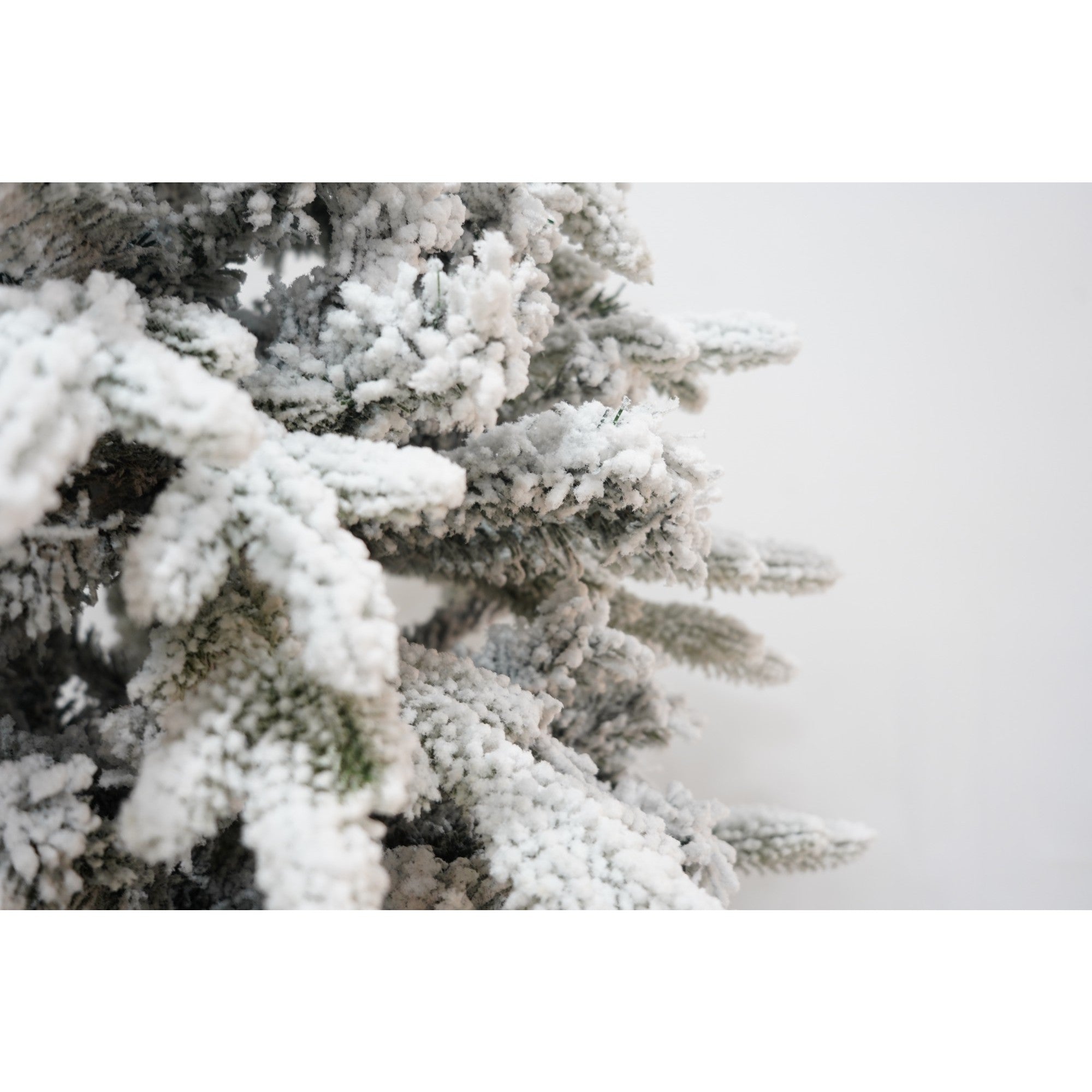 Brad Artificial de Craciun, 1.8 m inaltime, Verde, Pulverizat complet alb-tip zapada, Interior/ Exterior, Bogat 512 ramuri